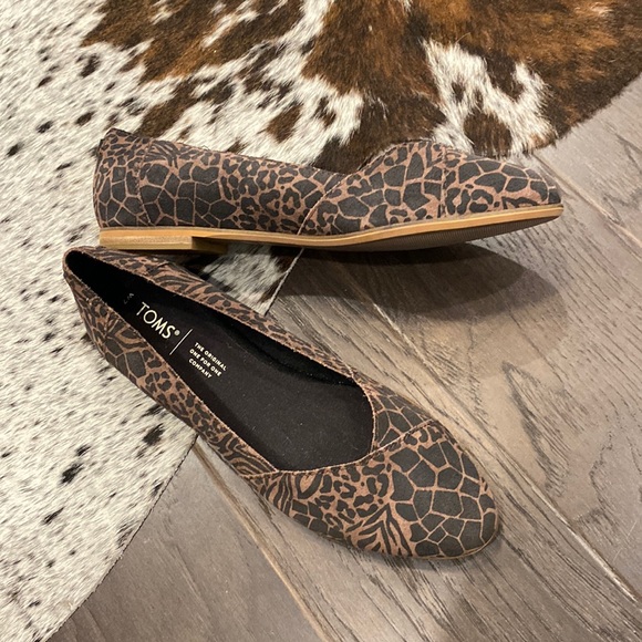 TOMS Jutti Neat Suede Flats in Safari Print 7 Stitch Fix - Picture 1 of 5